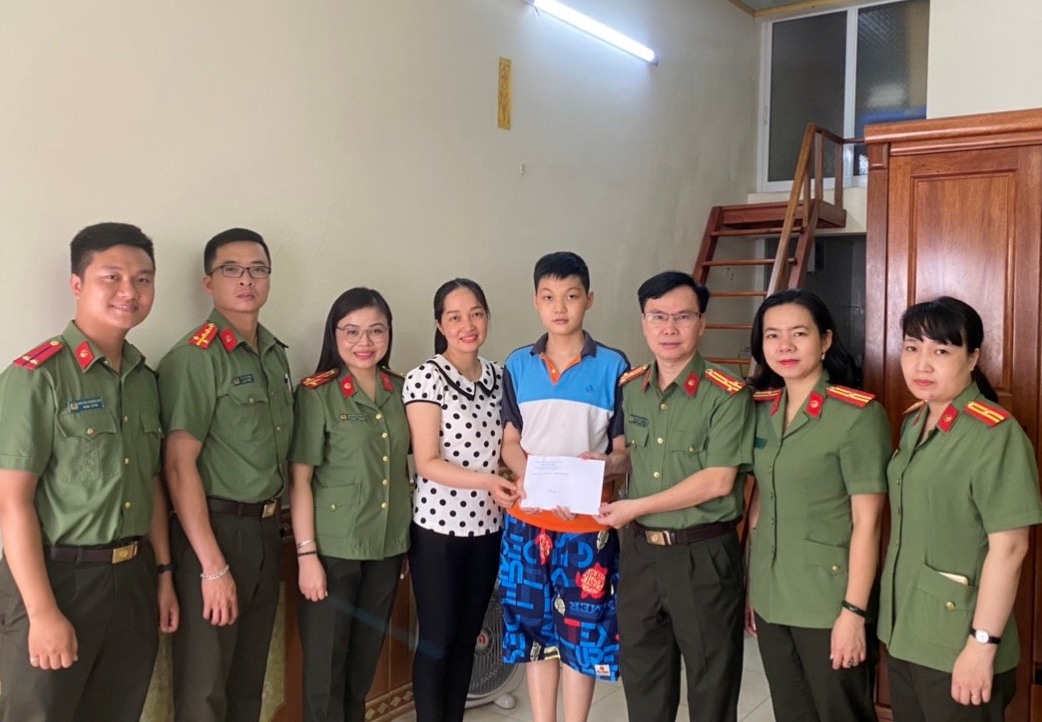 Tặng quà, động viên con cán bộ chiến sỹ bị bệnh hiểm nghèo nhân Ngày Quốc tế thiếu nhi 1/6